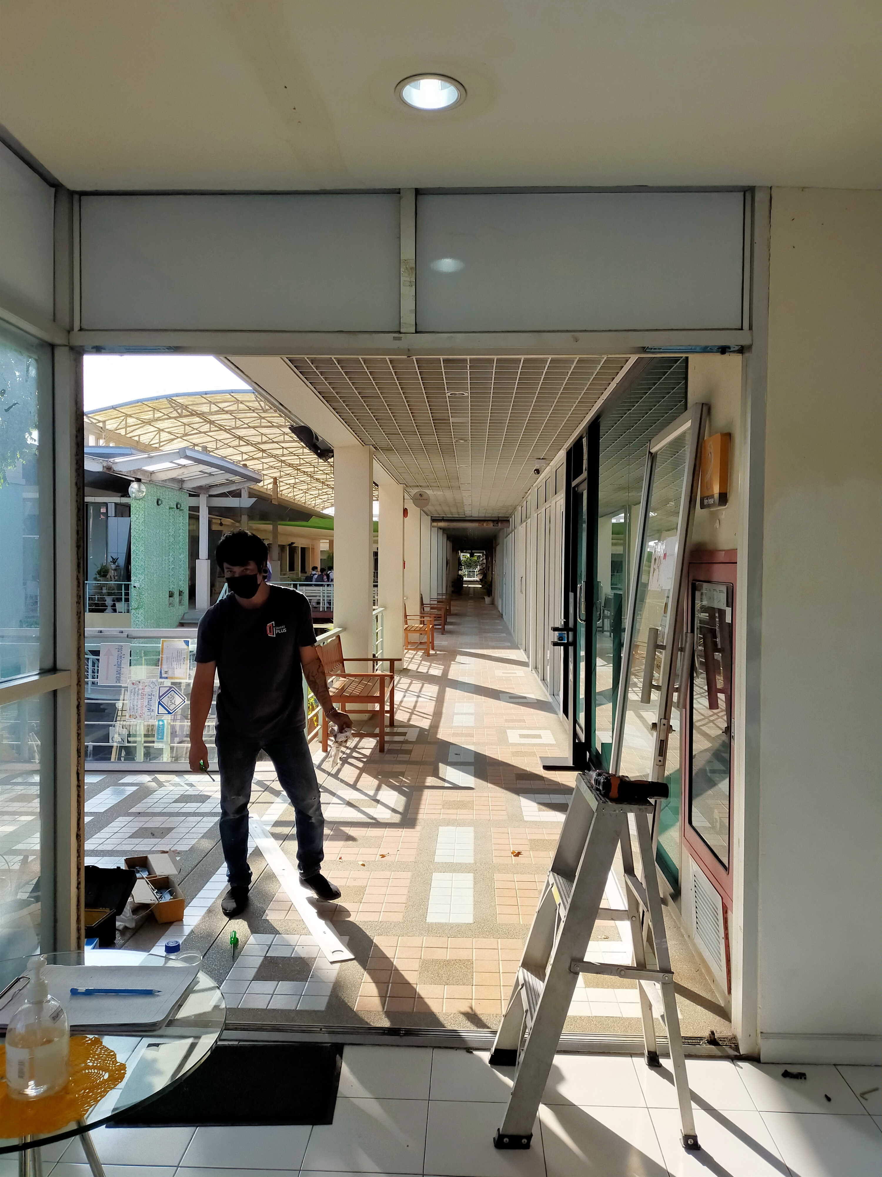 เปลี่ยนโช๊คประตูบานสวิง