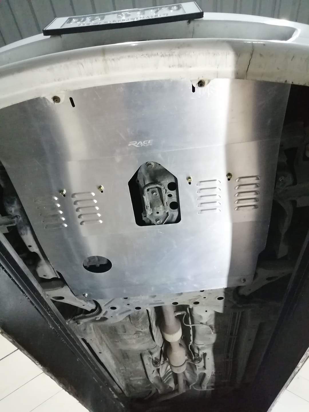 แผ่นปิดใต้ห้องเครื่องอลูมิเนียม Toyota Altis 2003-2012 Raceplate_Undertray