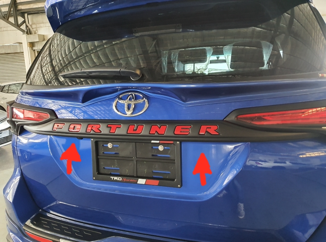 คิ้วท้าย FORTUNER ดำด้าน อักษรแดง