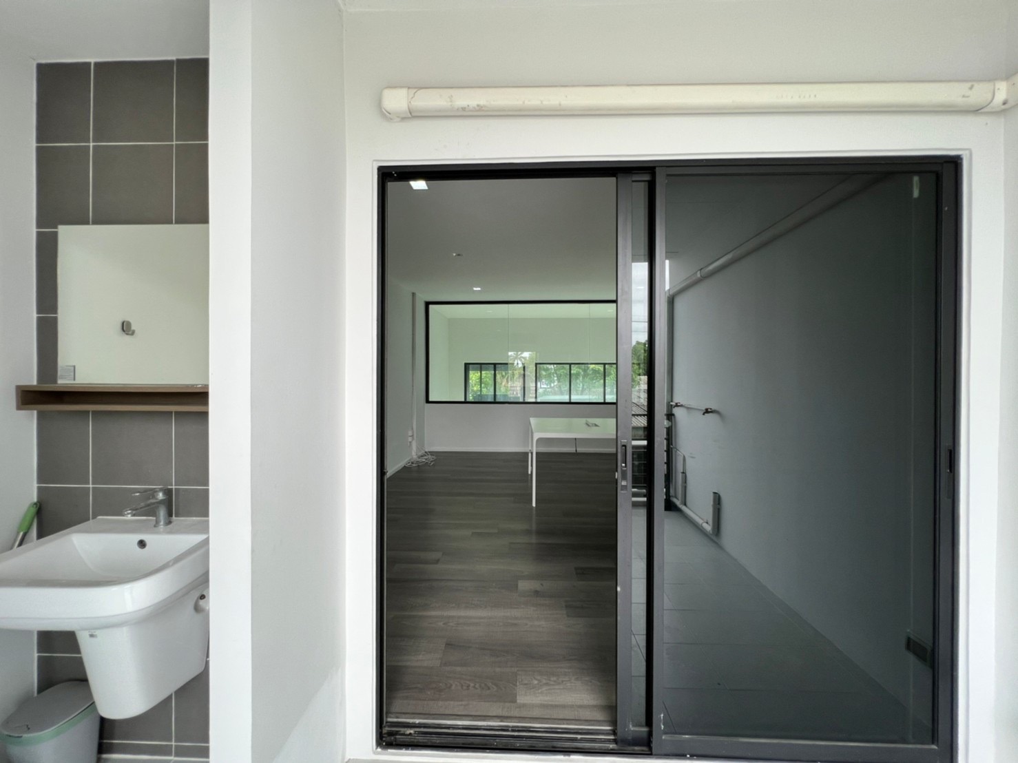 ขายโฮมออฟฟิศ สูง 3 ชั้นครึ่ง 2 คูหา หลังมุม ในโครงการ Cascade Bangna บนทำเล ถนน บางนา-ตราด กม.5 ขาเข้าถนนสุขุมวิท