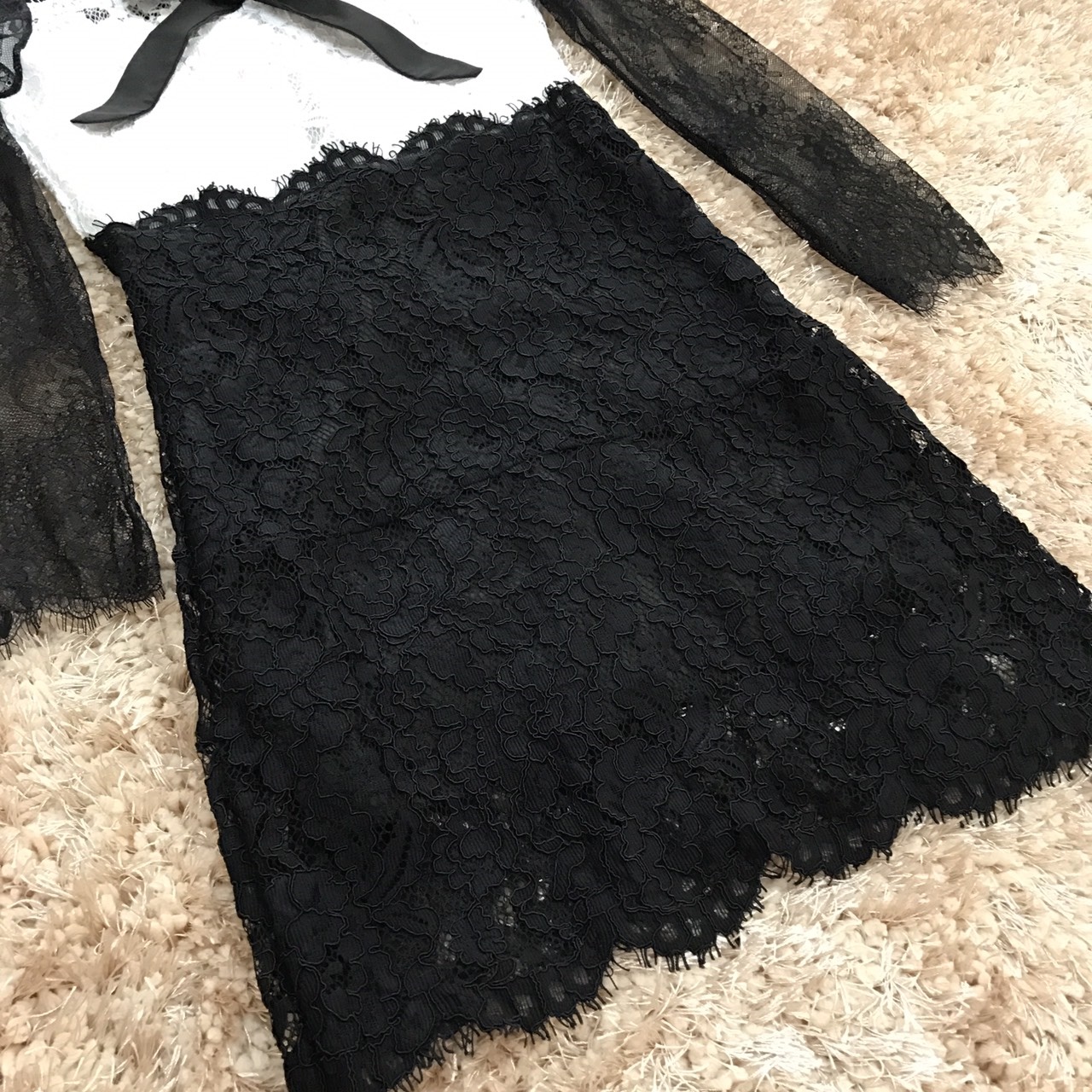 ชุดเดรสผ้าลูกไม้เนื้อดีตัวเสื้อสีขาว แขนเสื้อและกระโปรงผ้าลูกไม้สีดำ ส่งฟรี ems