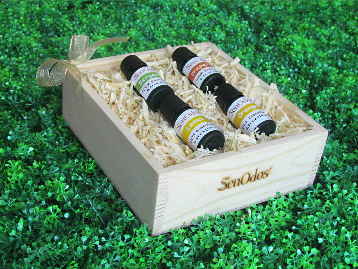 SenOdos ชุดของขวัญ ชุดกิ๊ฟเซ็ท น้ำมันหอมระเหย อโรม่า กลิ่นหอมผลไม้ Fruity Delight Set - Essential Oil 10ml x 4กลิ่น (กลิ่นเลมอน, กลิ่นส้ม, กลิ่นมะกรูด, กลิ่นเกรปฟรุต) บรรจุในกล่องไม้สน รูปทรงเหลี่ยม สวยงาม คุณภาพดี นำเข้าจากนิวซีแลนด์