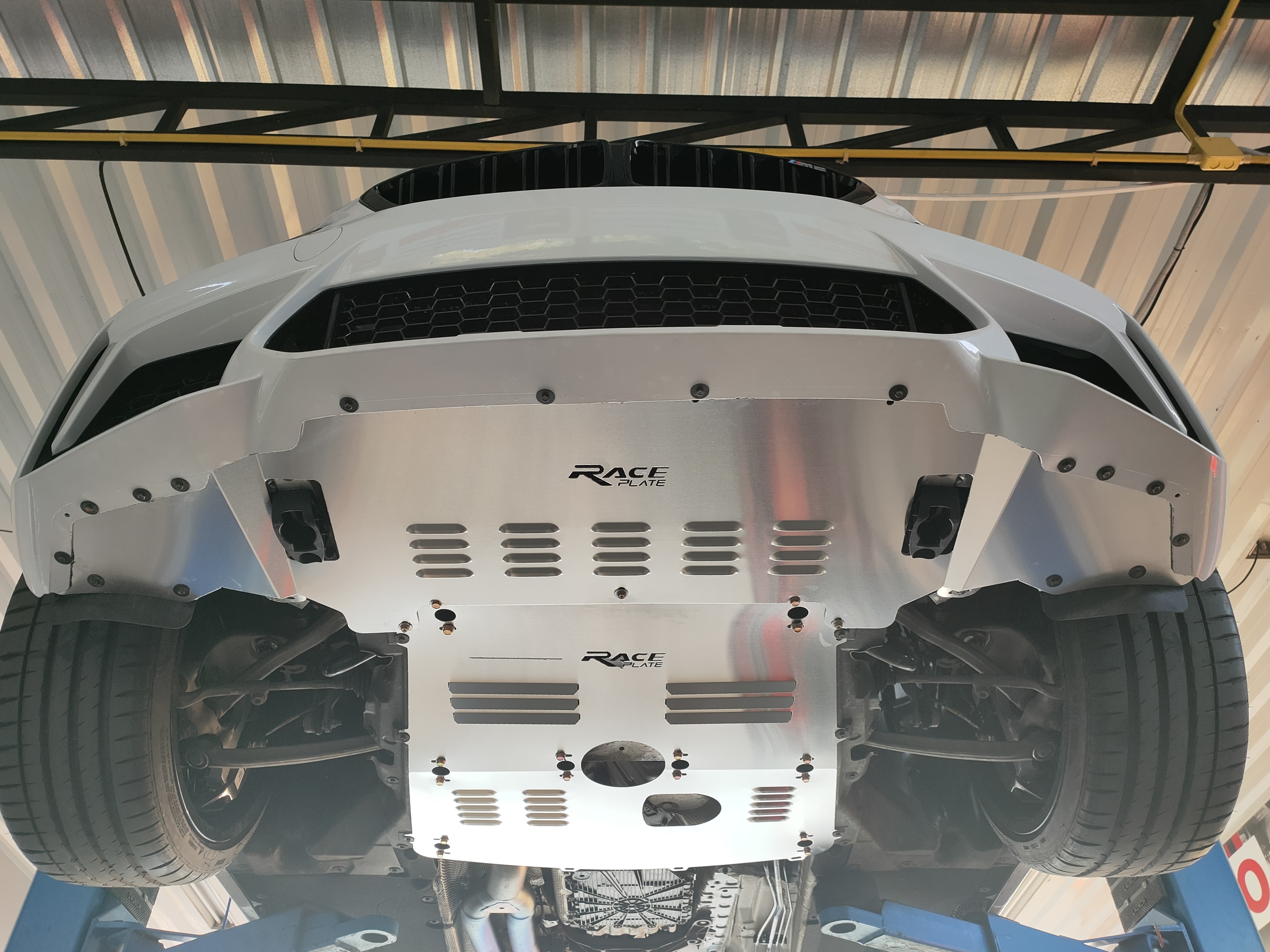 แผ่นปิดใต้ห้องเครื่อง แผ่นปิดใต้กันชนอลูมิเนียม BMW M2 Raceplate_Undertray