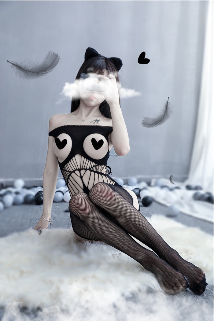 K292 ชุดตาข่ายเซ็กซี่ ชุดตาข่ายเต็มตัวสีดำสวมใส่แบบใช้สายคล้องไหล่หรือจะใส่แบบปาดไหล่ก็ได้ ตัวชุดออกแบบมาเสมือนมีสายรั้งถุงน่องในตัวตามรูปถ่ายสินค้าจริงเลยค่ะ ***เฉพาะตัวชุดไม่รวมอุปกรณ์สวมใส่อื่นๆ