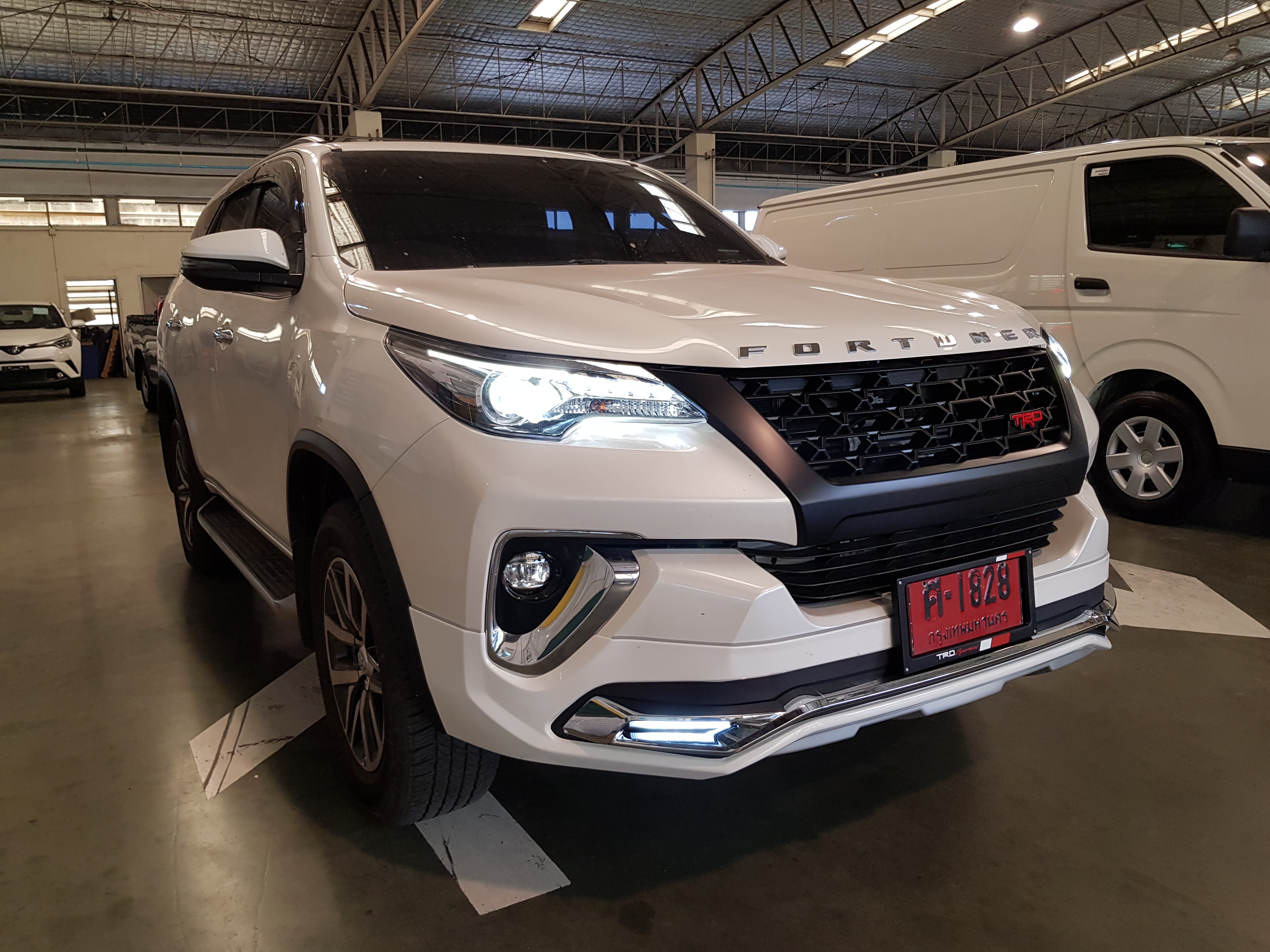 ชุดแต่ง Fortuner รุ่น Tithum ชุด 2 ชิ้น(มีไฟที่สเกิร์ดหน้า)