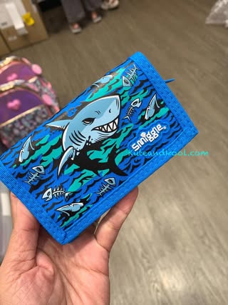 กระเป๋าตัง smiggle wallet with lanyard -curious - ฉลาม