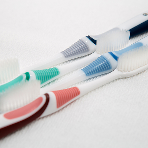 19075-แปรงสีฟัน โฟกัส วิปปิ้ง ฟิค (12 ชิ้น)