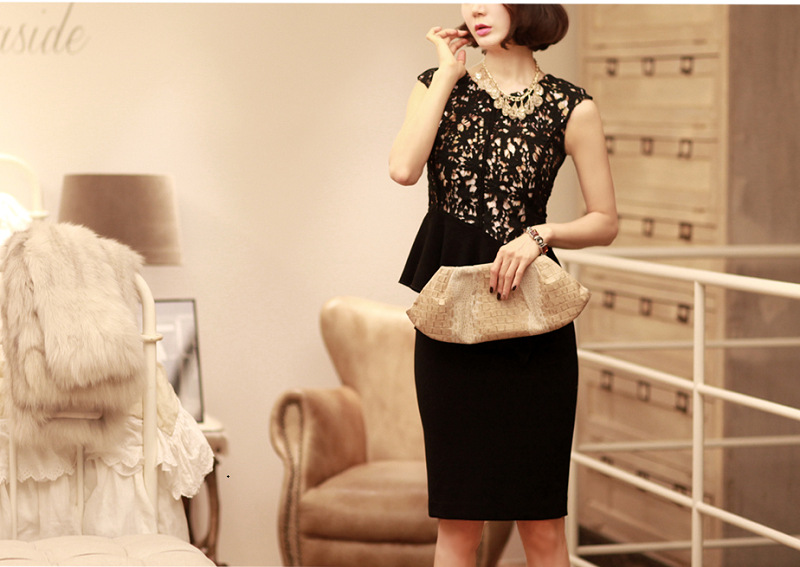 เสื้อไหล่บ่าล้ำ ตัวเสื้อด้านหน้าผ้าลูกไม้สีดำ ซับในผ้าไหมลายดอกไม้ ส่งฟรี ems