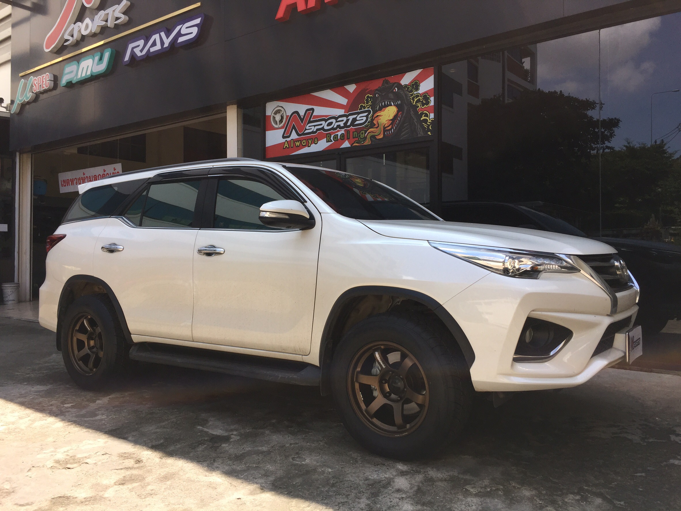 Toyota Fortuner +TE37 18x9+0 6-139.7