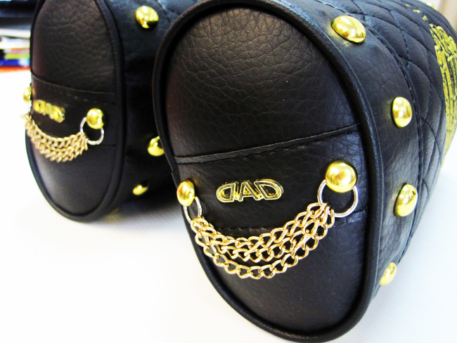 หมอนรองคอหนังดำ VIP มงกุฏ ทอง