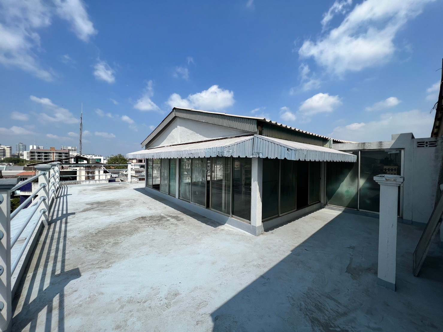 ขาย/ให้เช่า อาคารพาณิชย์ 3 คูหา 4 ชั้นครึ่ง ตั้งอยู่พระราม 3 ซอย 19