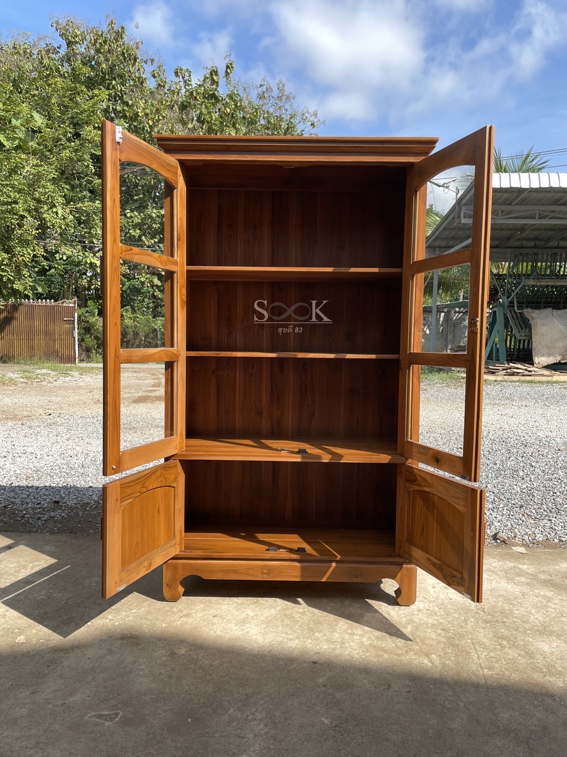 ตู้โชว์บานแกะลาย