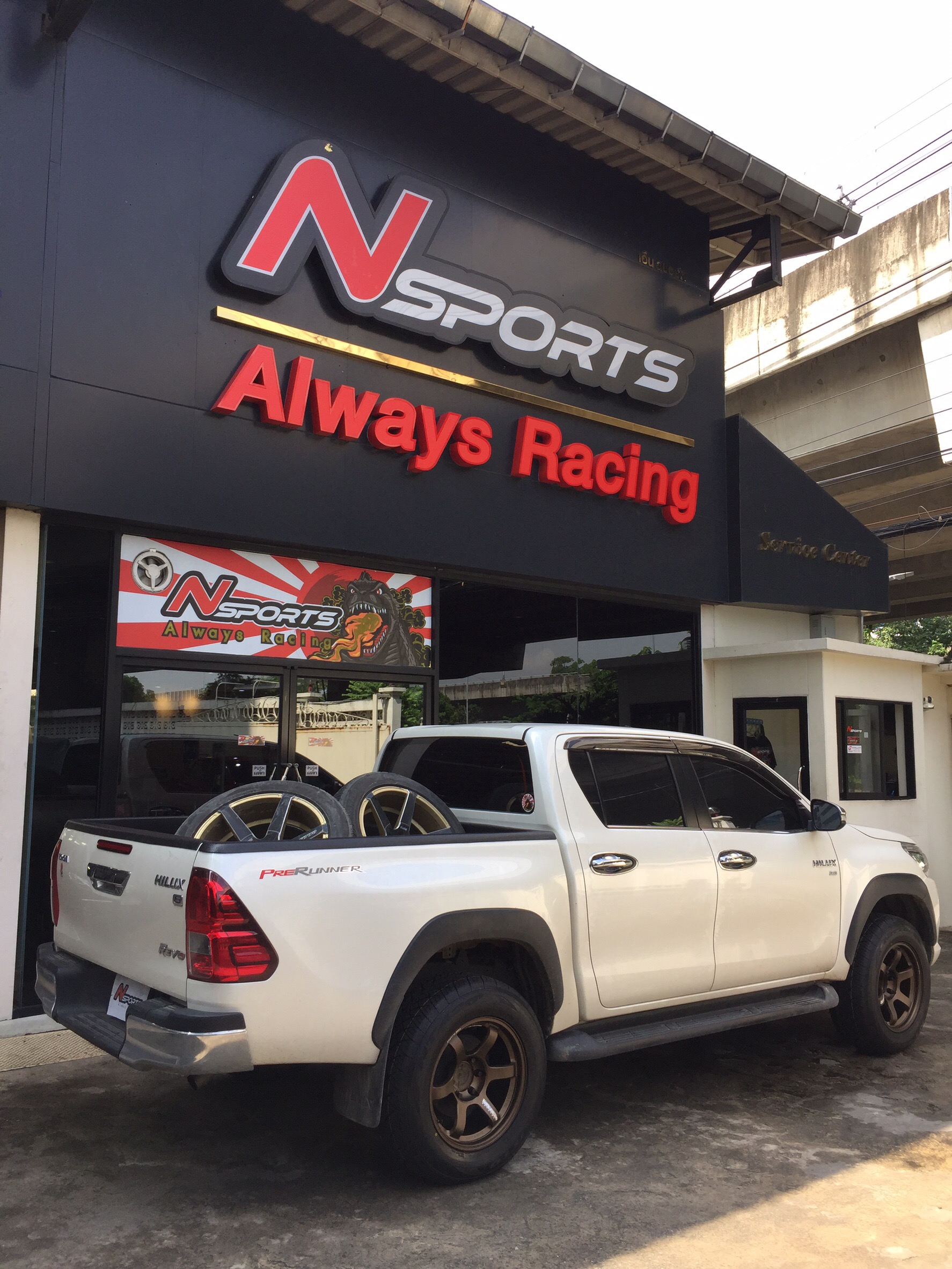 Toyota REVO + TE37 18x9+0 6-139.7