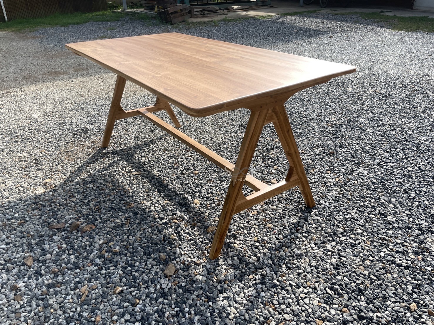 โต๊ะมินิมอลขาเอ