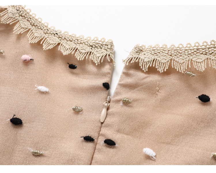 ชุดเดรสยาวสีครีม ผ้าโปร่งปักด้ายสีทอง ชมพูและสีดำลายวงรีเล็กๆๆ ส่งฟรี