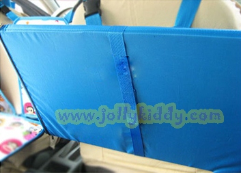 แผ่นปูปิดช่องวางเท้าเบาะหลังรถ กันเด็กตก ลายีราฟ พื้นสีฟ้า ขนาด 134 x 75 รหัสA10100