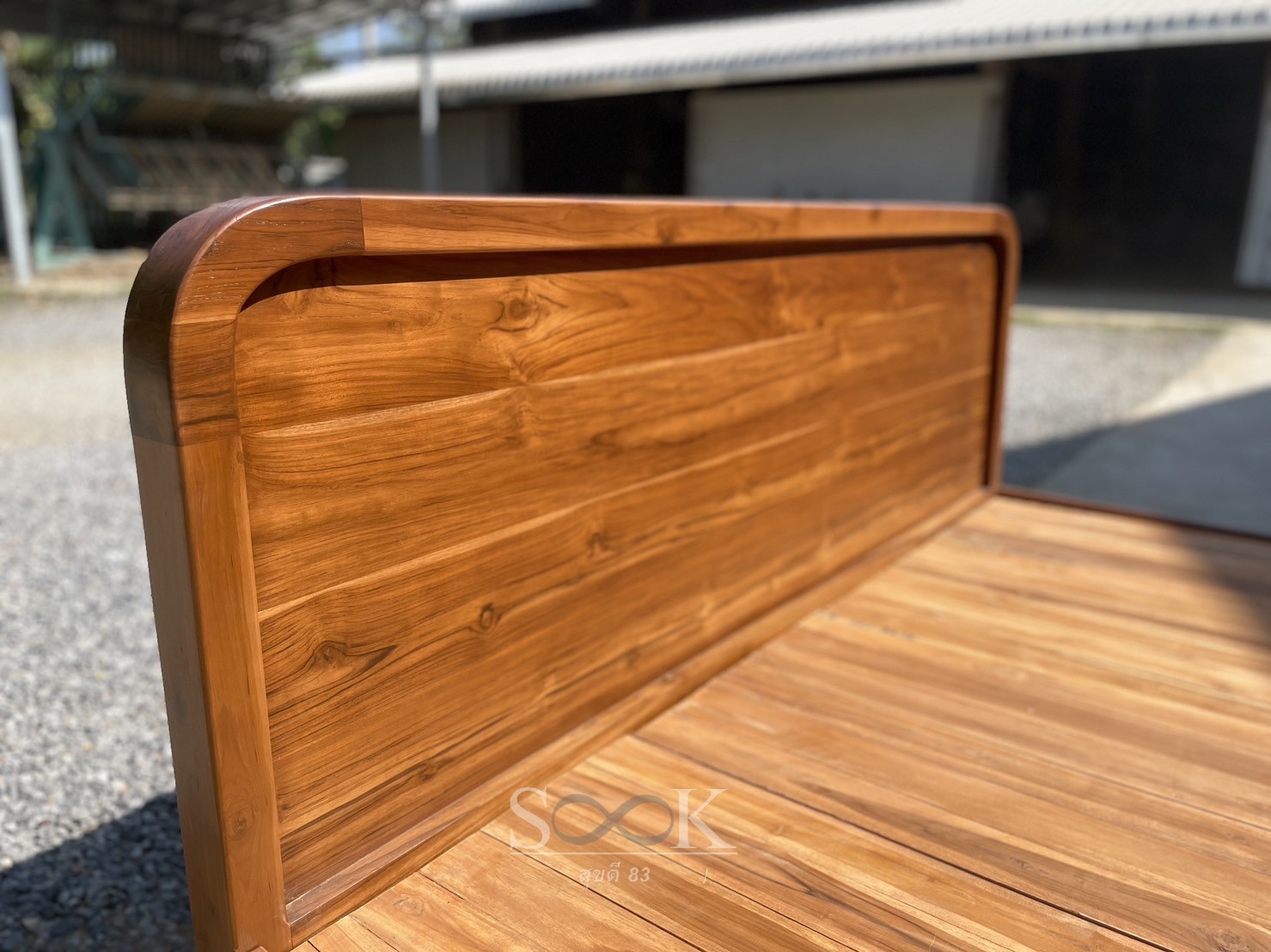 เตียงมินิมอลกึ่งแคปซูลพื้นโล่ง