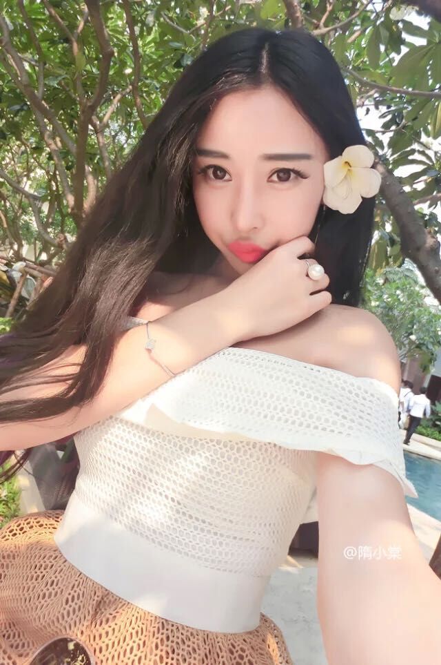 เดรสเกาะอกผ้าถัก ตัวเสื้อสีขาว เกาะอก คล้องมาที่แขน ส่งฟรี ems