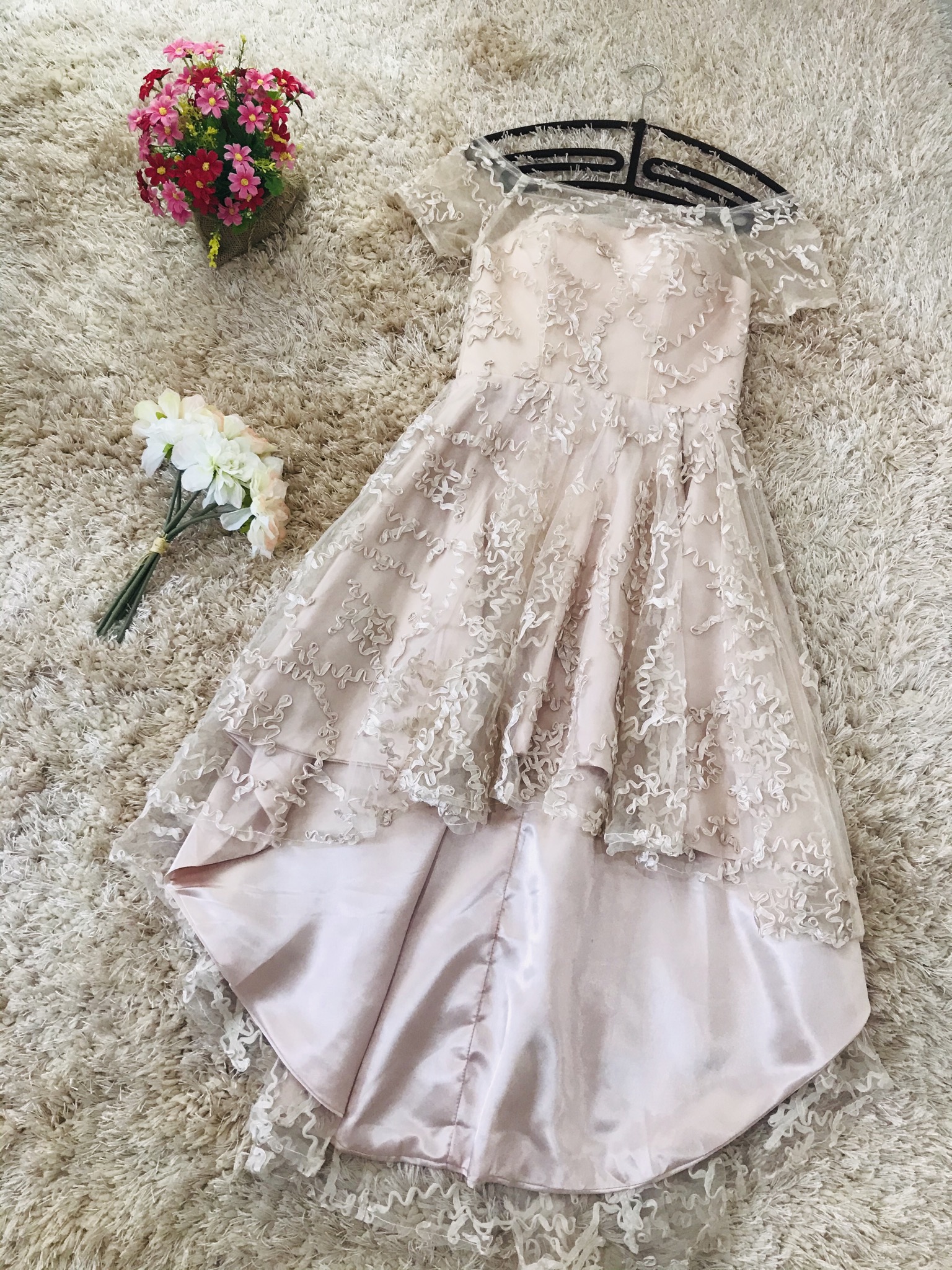 ชุดเดรสออกงานสีโกลด์แชมเปญ ดีไซน์เปิดไหล่ ปิดต้นแขน กระโปรงหน้าสั้นหลังยาว ส่งฟรี