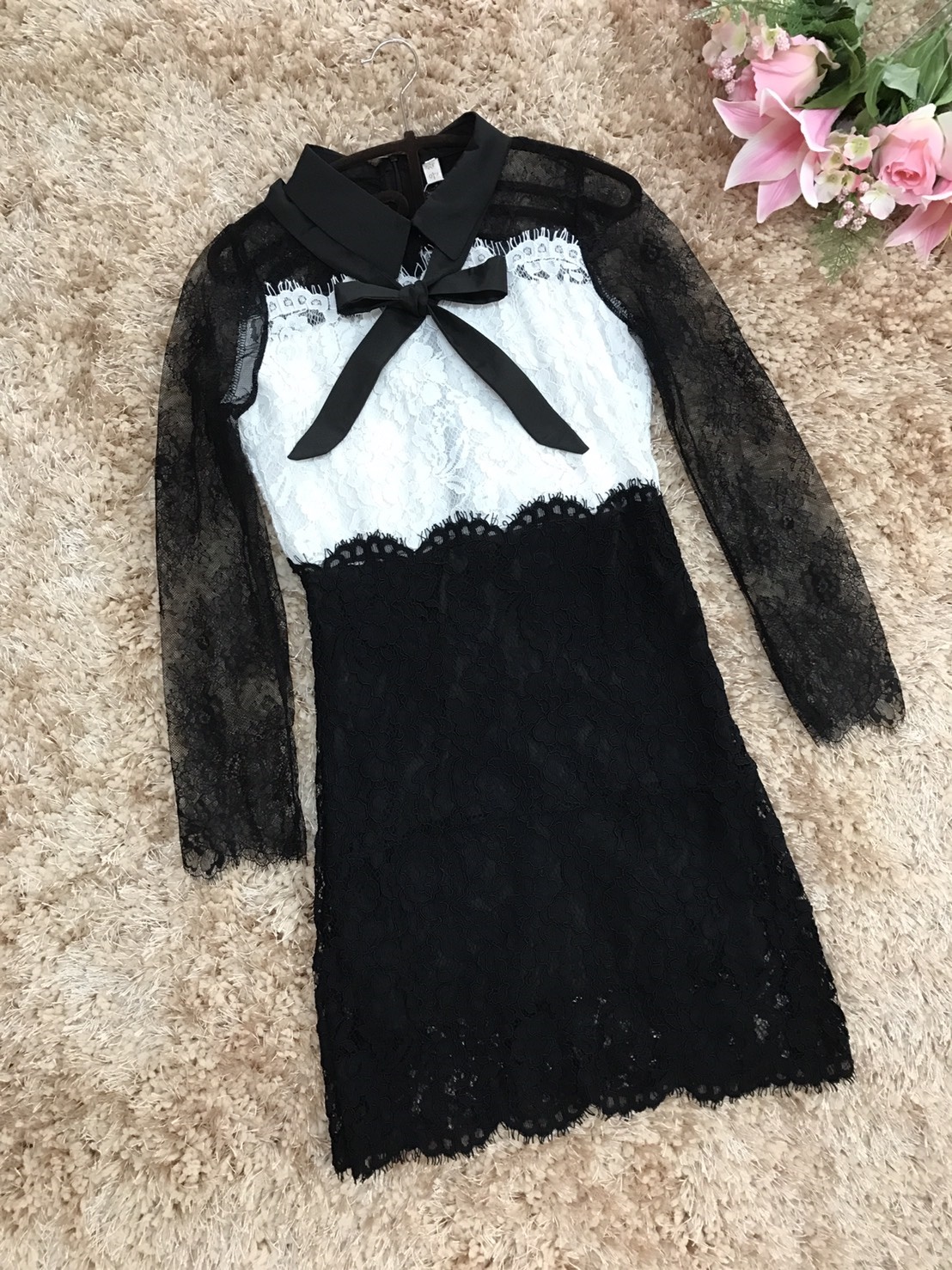 ชุดเดรสผ้าลูกไม้เนื้อดีตัวเสื้อสีขาว แขนเสื้อและกระโปรงผ้าลูกไม้สีดำ ส่งฟรี ems