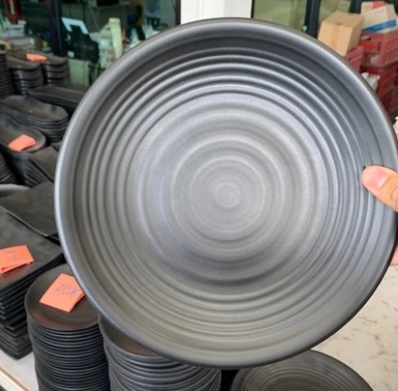 SUMO จานกลมมีลอนญี่ปุ่น ดีไซน์สไตล์ญี่ปุ่นดั้งเดิม เมลามีนดำด้าน 6-11.5 นิ้ว รุ่น JP806