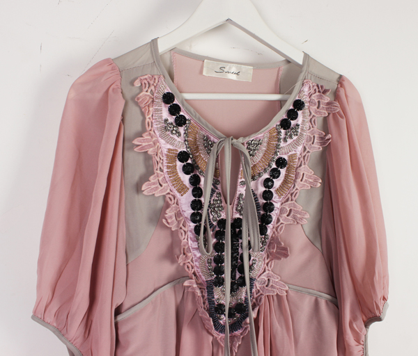 ชุดเดรสผ้าชีฟองเนื้อดีสีชมพูตุ่น หน้าอกแต่งด้วยดิ้นสวยงาม ส่งฟรี ems