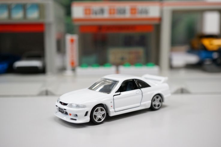 Tomica Premium Nissan Skyline GT-R R33 Scale 1/62