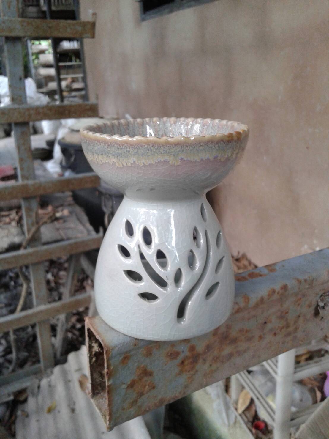 เตาเผาน้ำมันหอมระเหย เซรามิค เครื่องปั้นดินเผา เนื้อศิลาดล สีเขียวหยก ลวดลายใบมะกอก และลายน้ำไหลหลากสีสวยงาม