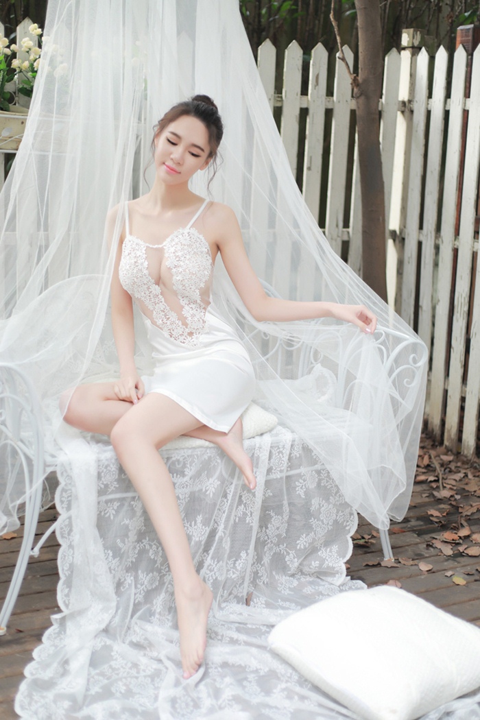 N376 ชุดนอนเซ็กซี่ ชุดนอนลูกไม้สวยๆช่วงบนเป็นผ้าใยตาข่ายโปร่งๆแต่งด้วยลูกไม้สไตล์ชุดเจ้าสาว ช่วงล่างเป็นผ้าเนื้อมันสวมใส่แบบใช้คล้องไหล่ตามรูปเลยค่ะ ***พอดีหุ่นขยายได้อีกเล็กน้อย