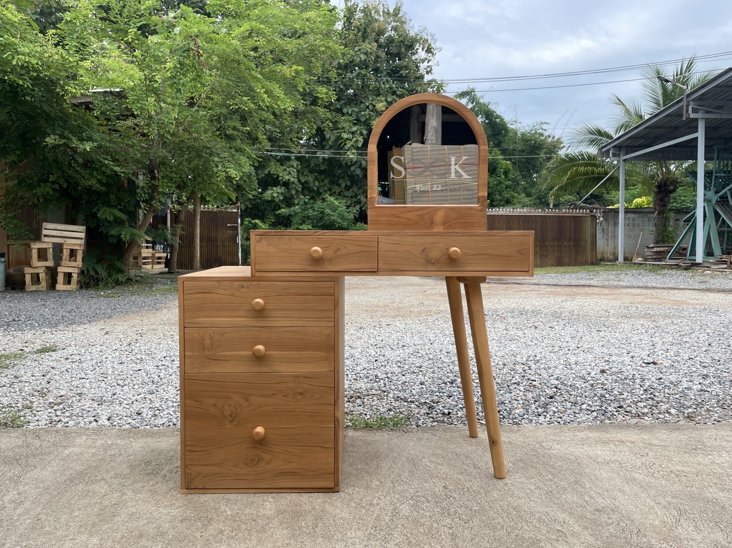 โต๊ะเครื่องแป้งมินิมอลกึ่งตู้ลิ้นชัก (สีสัก)