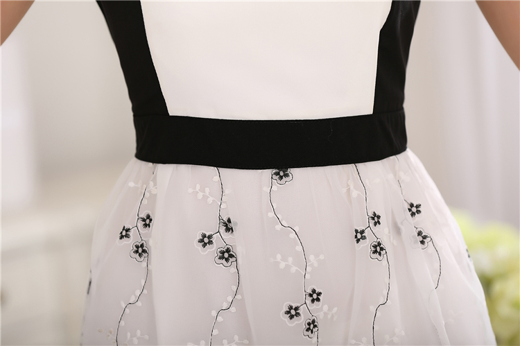 ชุดเดรสผ้าชีฟองตัวเสื้อสีทูโทนขาวดำ กระโปรงผ้าไหมแก้ว ส่งฟรี ems