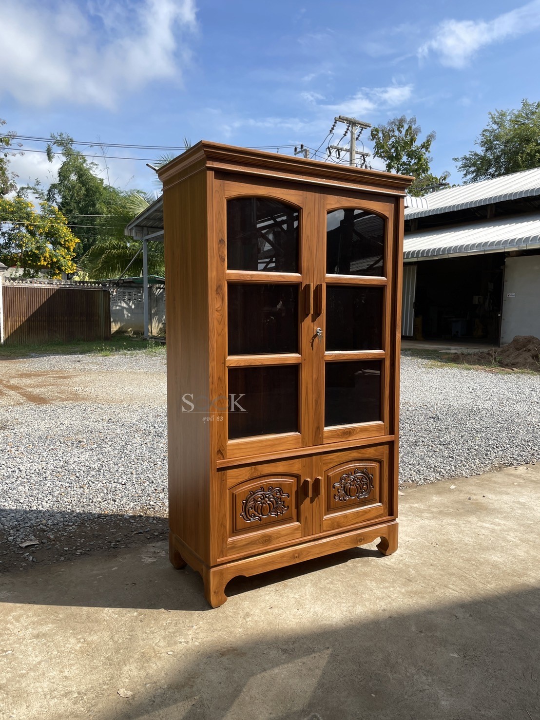 ตู้โชว์บานแกะลาย
