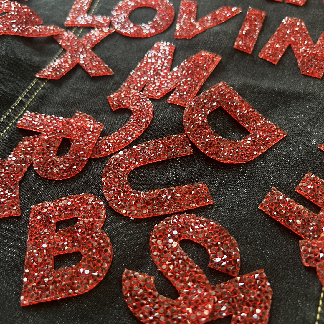 ตัวอักษร เพชรวิบวับ คริสตัล ตัวรีดติดเสื้อ ตัวรีด ติดกระเป๋า ติดหมวก ติดแจ๊คเก็ต อักษรภาษาอังกฤษ Alphabet Patch