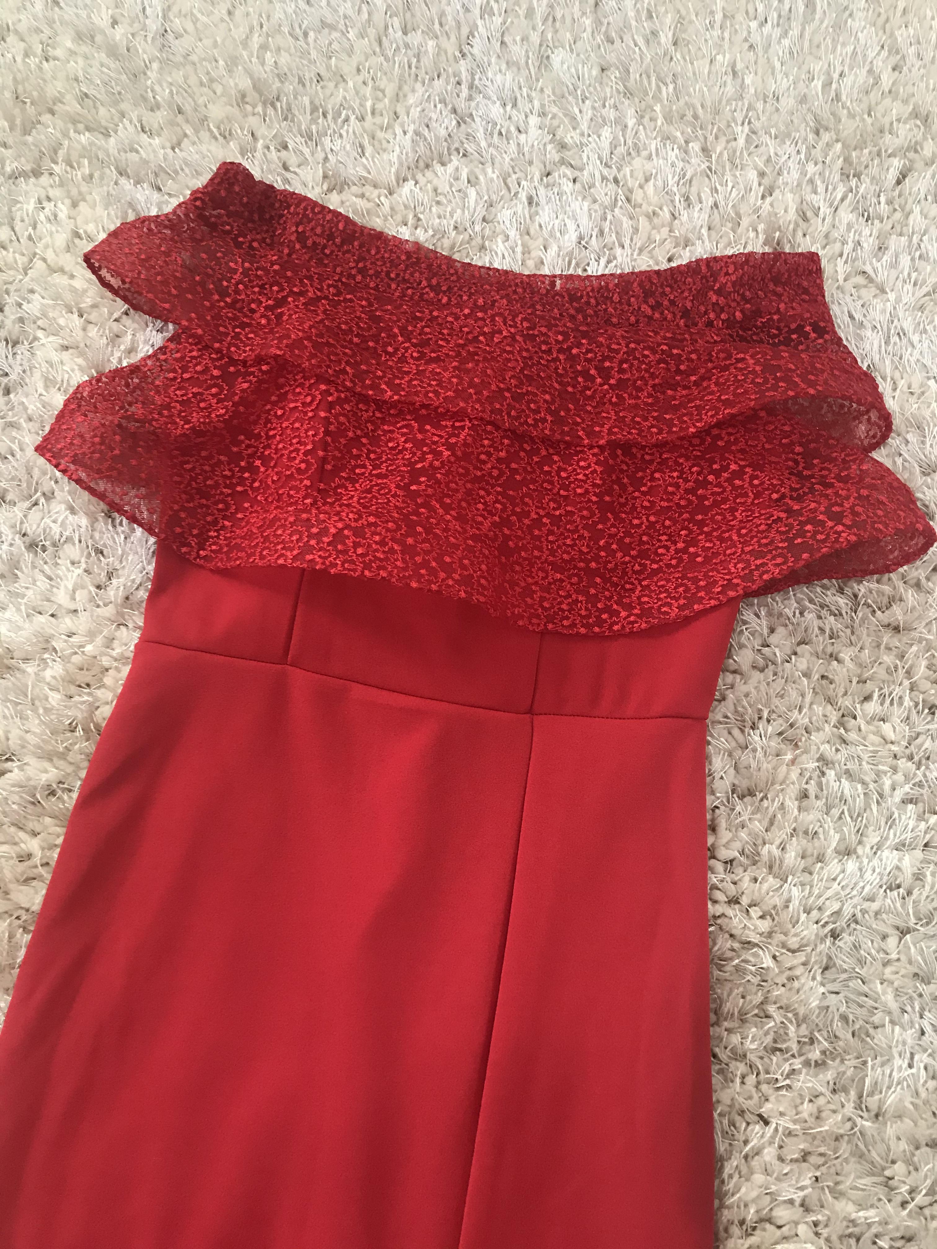 ชุดราตรีสีแดง ดีไซน์เปิดไหล่ ปิดต้นแขน ส่งฟรี ems