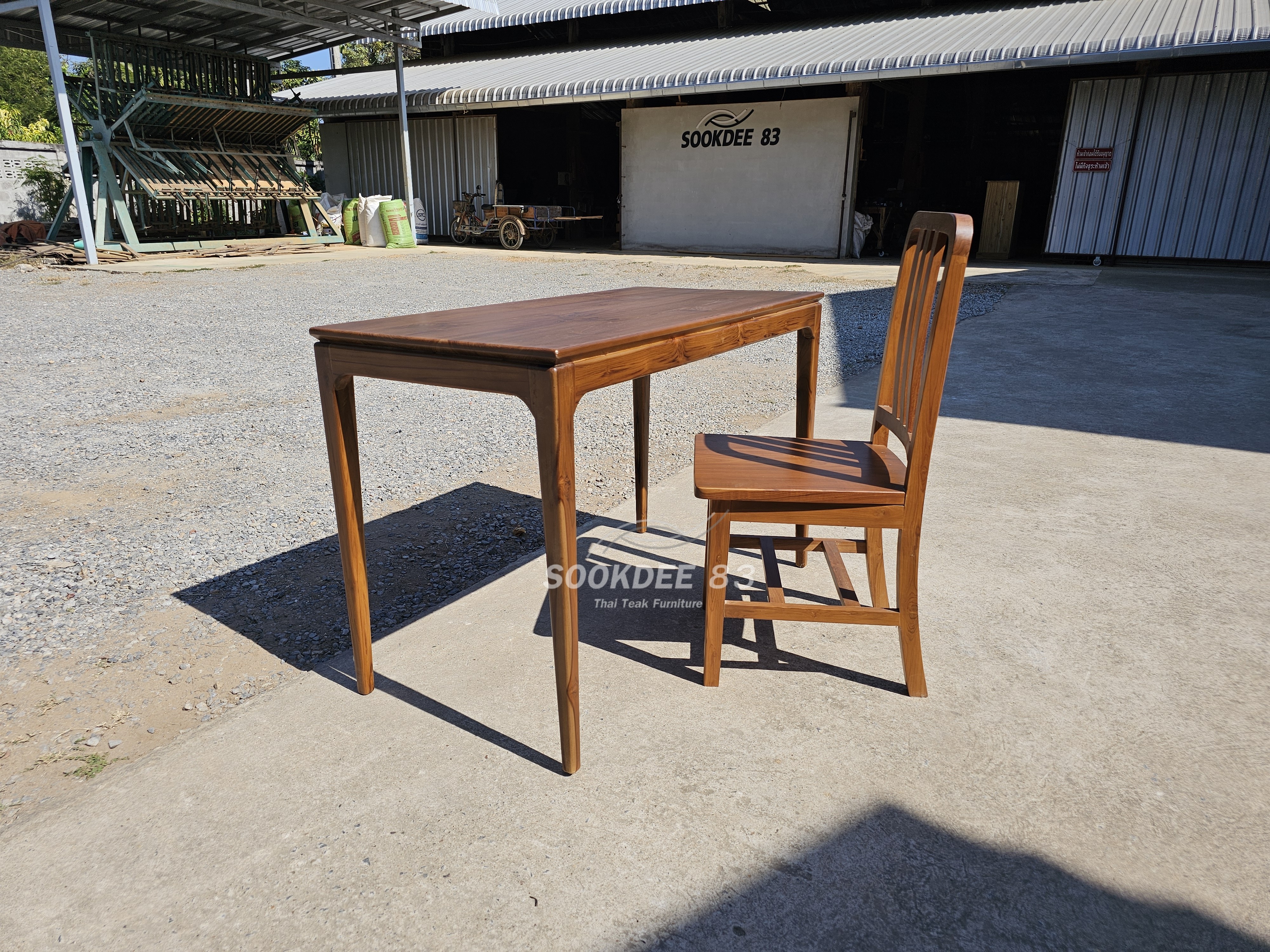 โต๊ะทำงานมินิมอลพร้อมเก้าอี้พนักมน