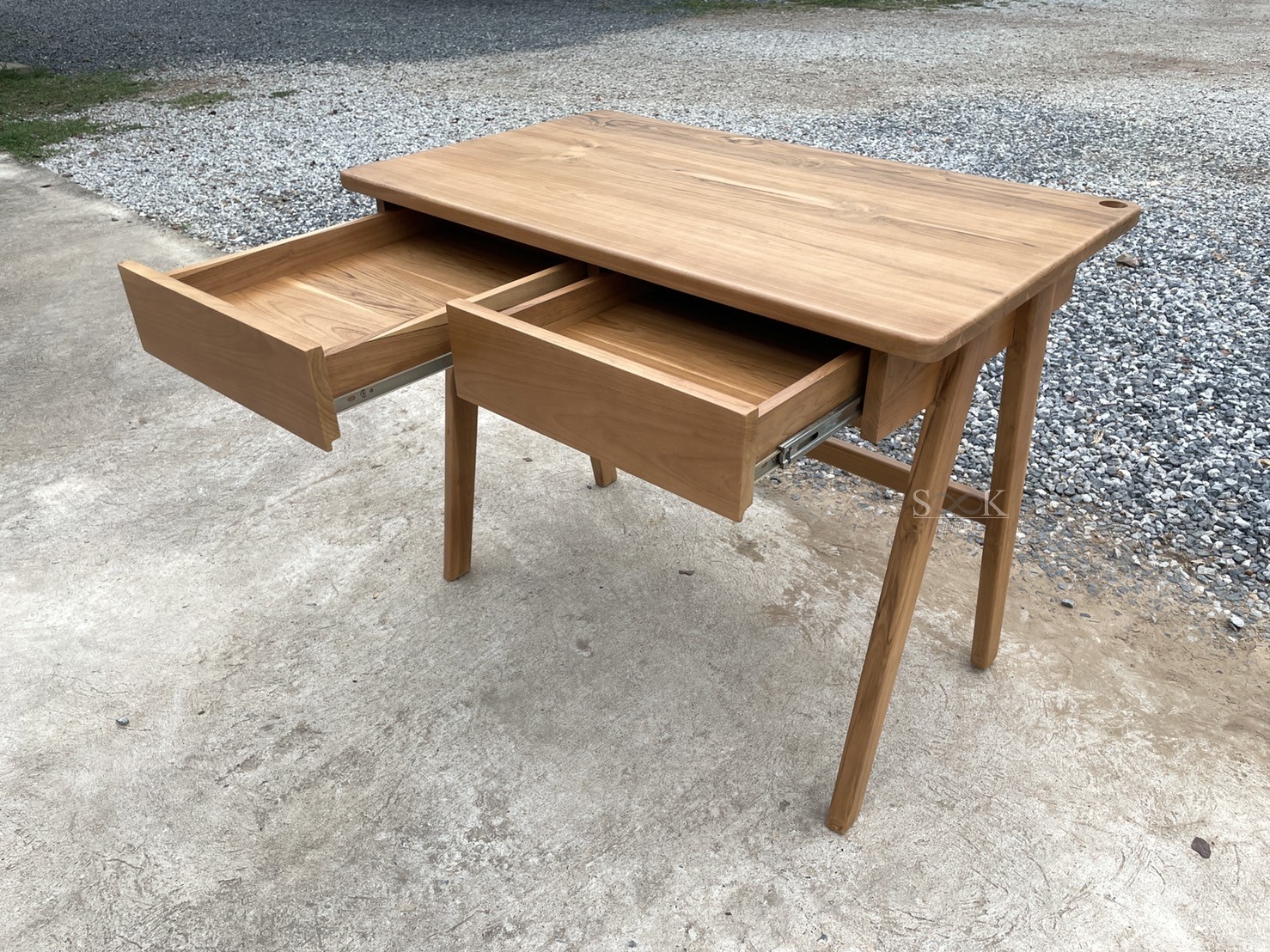 โต๊ะเขียนหนังสือมินิมอล