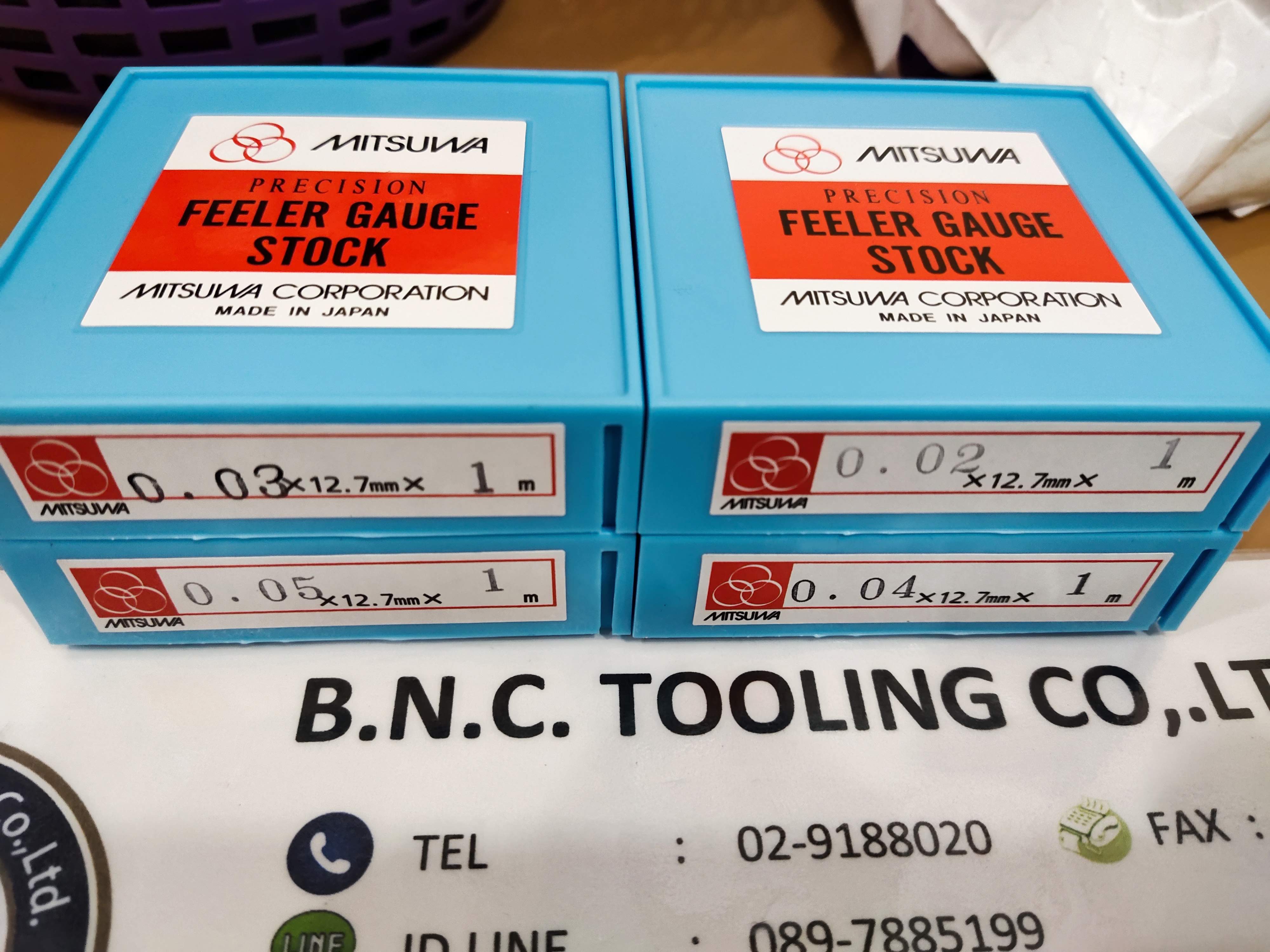 Mitsuwa ฟิลเลอร์เกจเหล็กแบบเส้นบรรจุกล่อง หน่วยวัดmm มีความยาวให้เลือก 3 แบบ ได้แก่ 1เมตร , 3เมตร และ 5เมตร