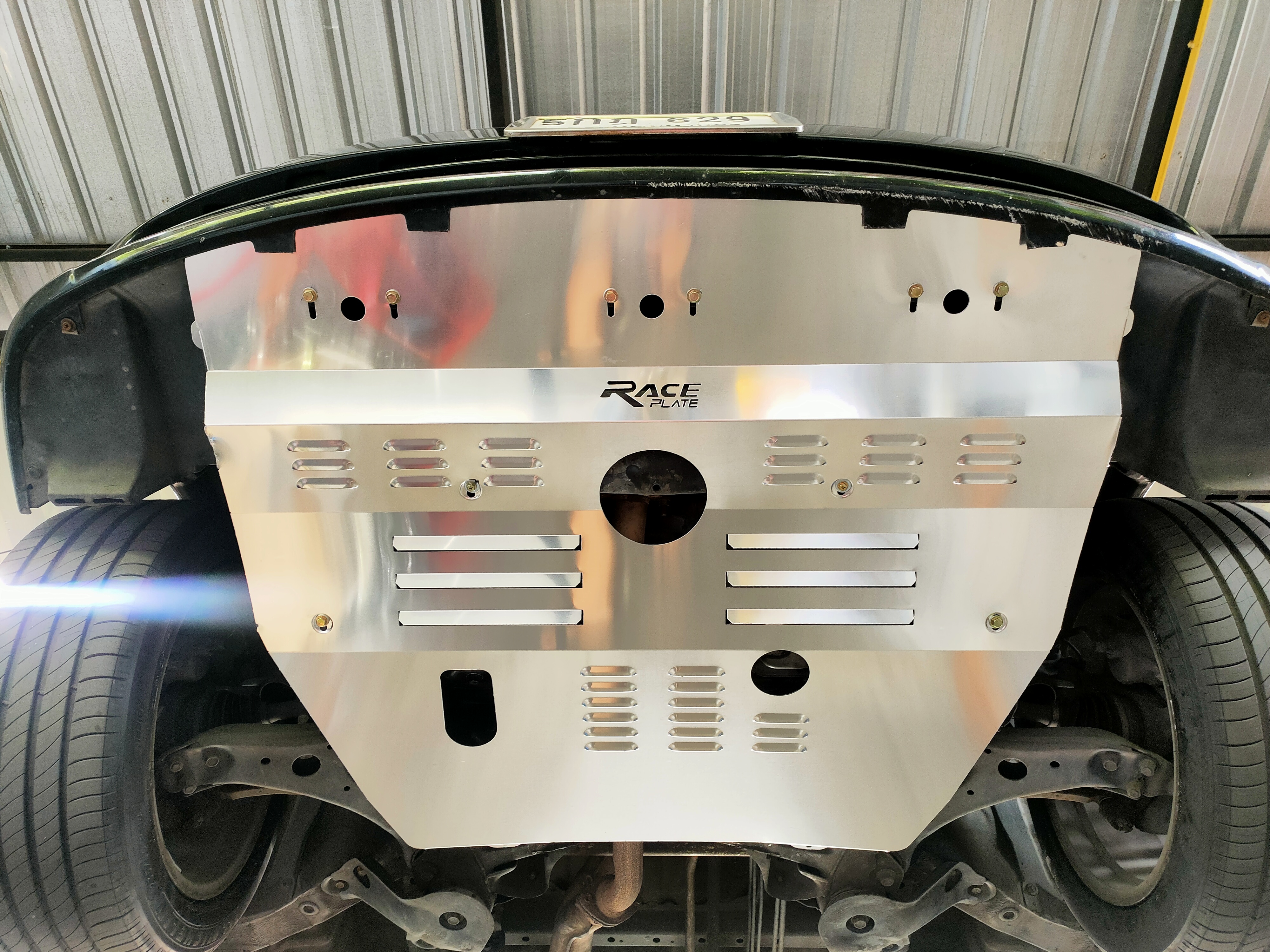 แผ่นปิดใต้ห้องเครื่องอลูมิเนียม Toyota Alphard 10 Raceplate_Undertray