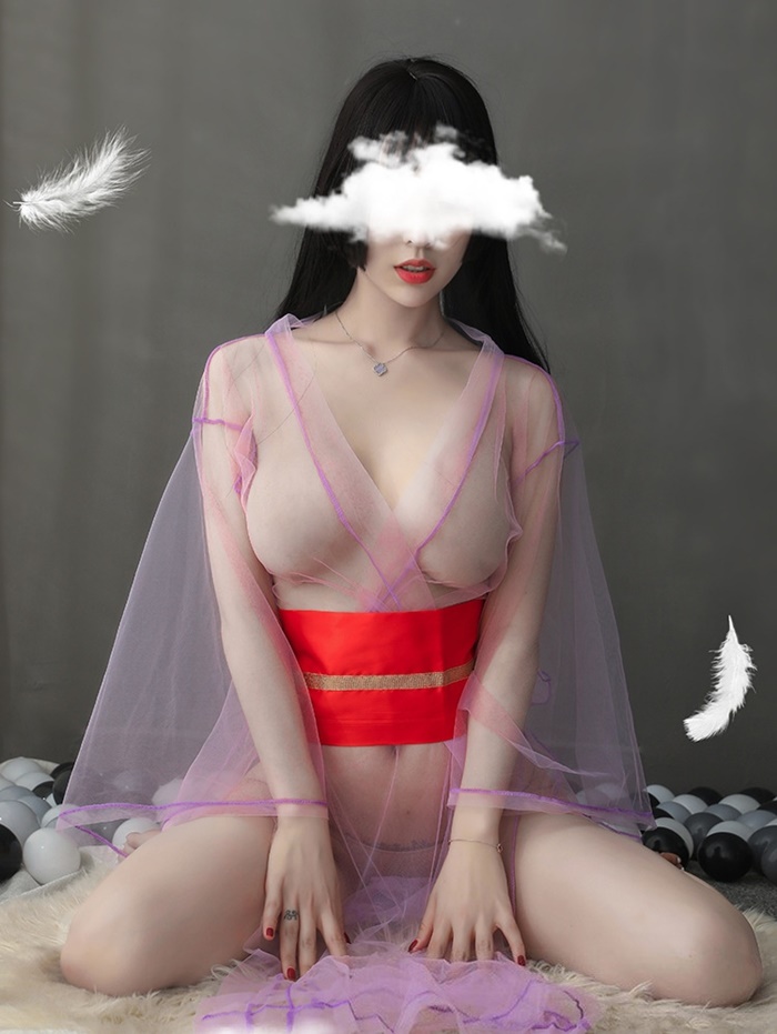 N828 ชุดนอนเซ็กซี่ ชุดนอนไม่ได้นอนมาในสไตล์แบบชุดกิโมโน ตัวชุดเป็นผ้าซีทรูสีม่วงอ่อนแขนยาวกว้างแบบกิโมโนสวมใส่แบบคลุมไหล่แล้วรัดด้วยแถบผ้าคาดเอวสีแดงตามรูป ***ผ้าคาดเอวค่อนข้างยาวค่ะ