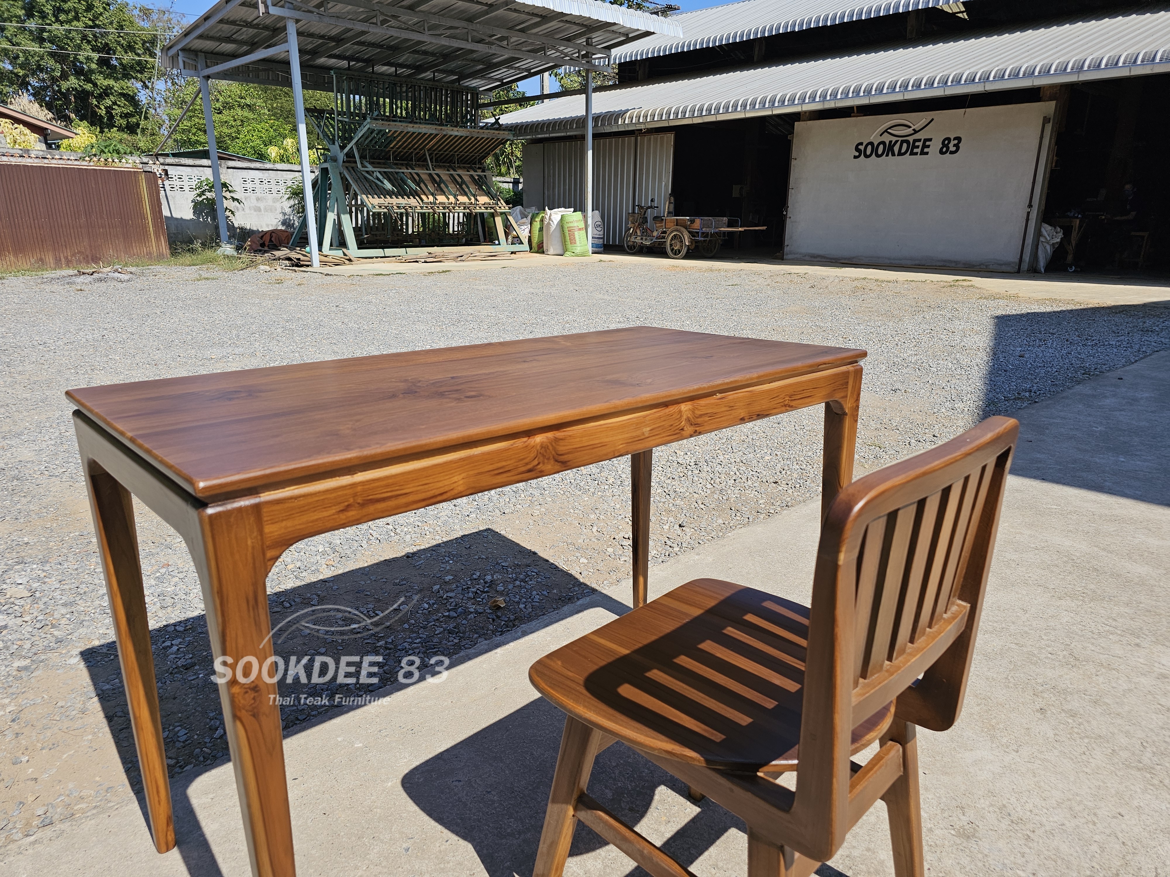 โต๊ะทำงานมินิมอลพร้อมเก้าอี้มาลี