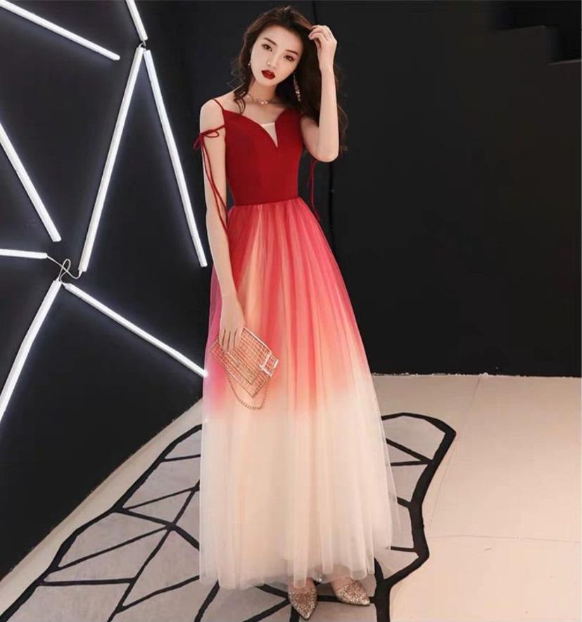 ชุดราตรีสีแดง กระโปรงไล่สีออมเบร ส่งฟรี ems