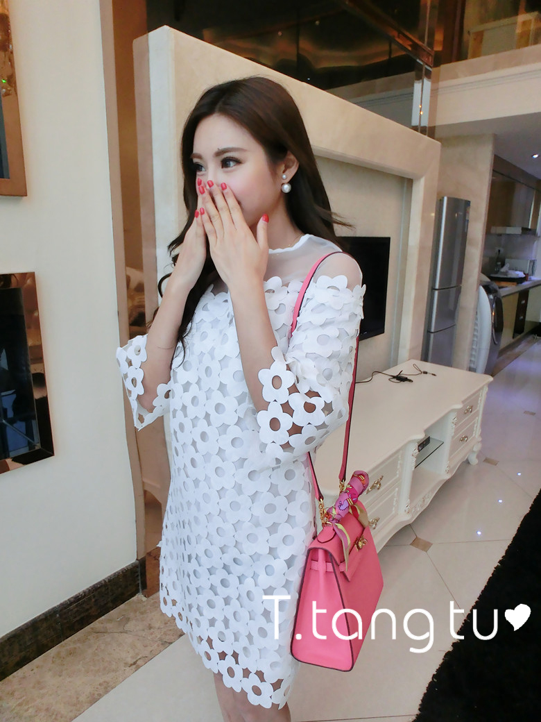 ชุดเดรสผ้าฉลุลายดอกไม้สีขาว สวยเก๋ ส่งฟรี ems