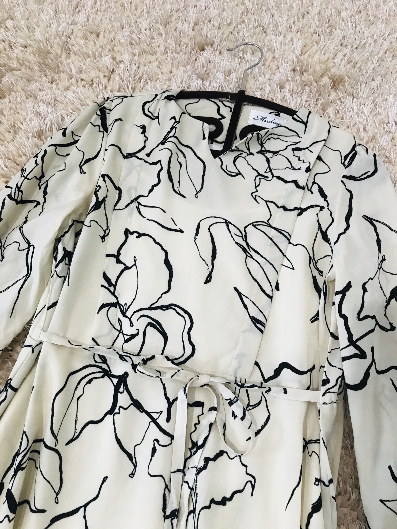 ชุดเดรสยาวสีครีม ผ้าโพลีเอสเตอร์ผสม เนื้อนิ่ม ทิ้งตัวสวย ส่งฟรี ems