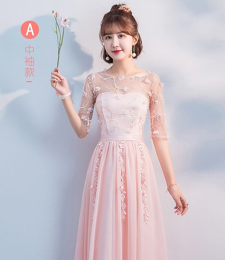 ชุดราตรีสีชมพูโอรส ตัวเสื้อผ้าโปร่งปักลายดอกไม้และแต่งด้วยผ้ารูปดอกไม้ ส่งฟรี ems