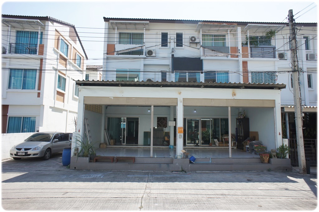 ทาวเฮ้าส์ ประชาสุข เลค & มอลล์ 2คูหา 40ตรว. 3ชั้น 5ห้องนอน 1ห้องทำงาน 1ห้องประชุม ใกล้ห้าง โรงพยาบาล ตลาด ทางด่วน จอดรถได้หลายคัน สภาพใหม่ พร้อมอยู่ ราคาถูก