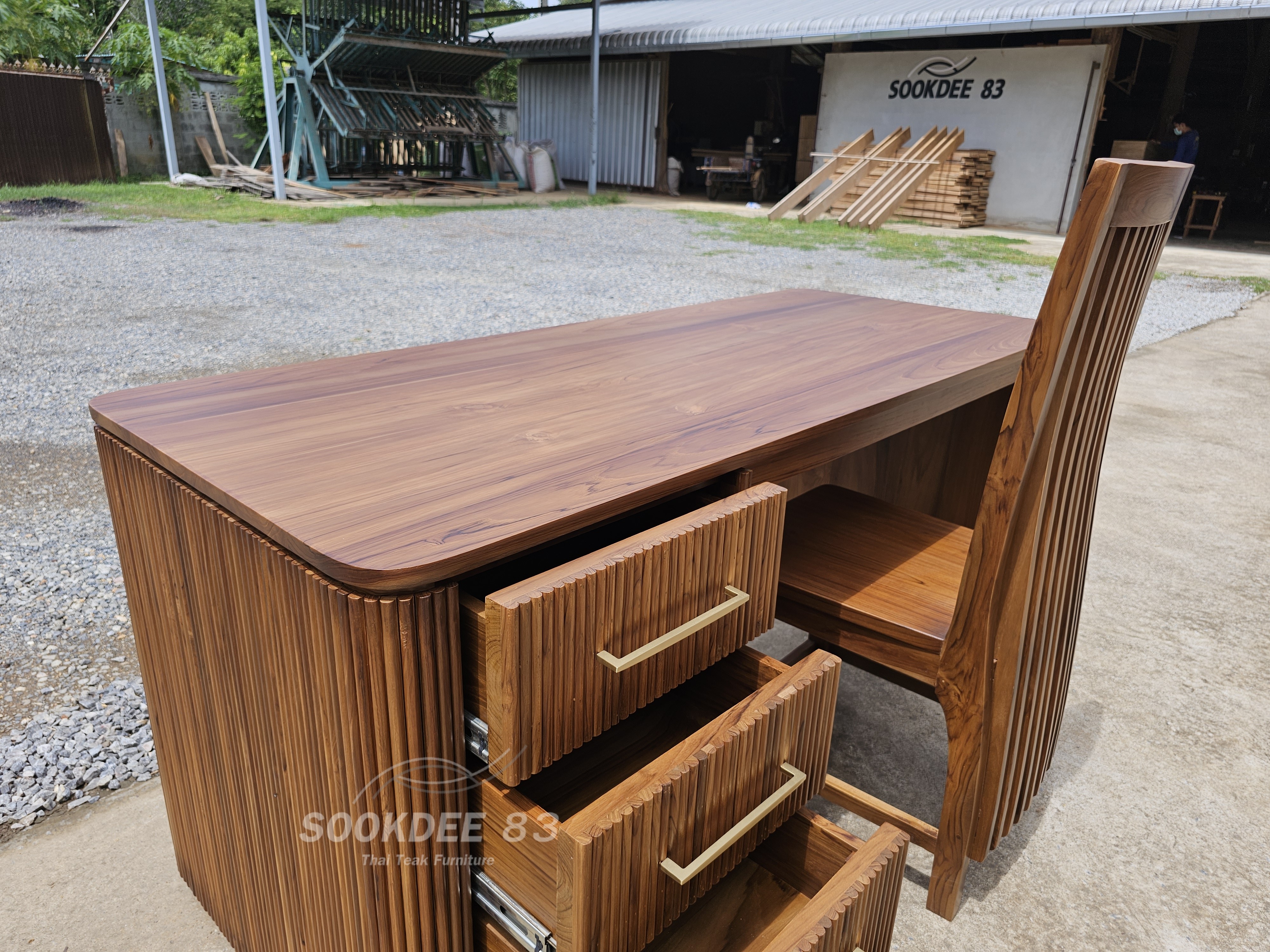 โต๊ะทำงานประดับซี่ พร้อมเก้าอี้ (ไม่รวมมือจับ)