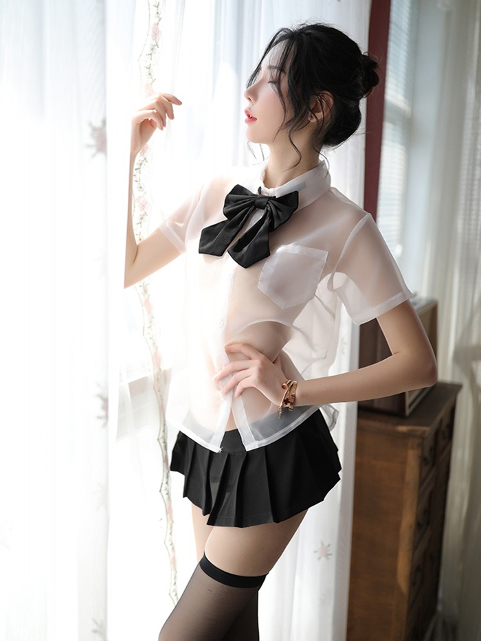 C2005 ชุดนักเรียนญี่ปุ่นเซ็กซี่ ชุดคอสเพลย์อีโรติกมาในแบบชุดนักเรียน ตัวเสื้อเป็นเชิ้ตแขนสั้นผ้าโปร่งแสงมาพร้อมกับโบว์คล้องคอ ส่วนกระโปรงสม็อคเอวด้านหลังตามรูปถ่ายสินค้าจริง ***ไม่มีถุงน่อง