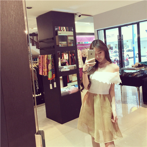 เดรสเกาะอกผ้าถัก ตัวเสื้อสีขาว เกาะอก คล้องมาที่แขน ส่งฟรี ems