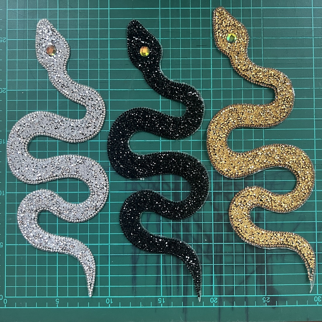 เพชรวิบวับ คริสตัล ตัวรีดติดเสื้อ ตัวรีด ติดกระเป๋า ติดหมวก ติดแจ๊คเก็ต Rhinestone Crystal Patch