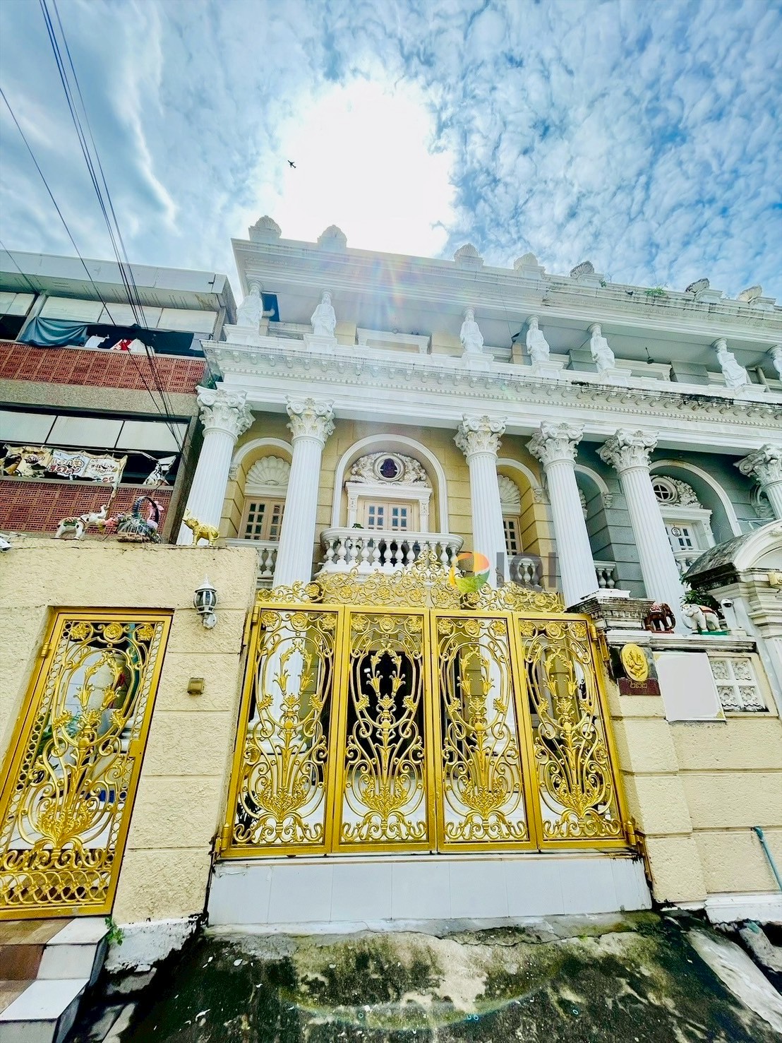 ขายทาวน์เฮ้าส์ 5 ชั้น ทรงโรมัน ถนนวิภาวดี ซอย 2 ทางเข้าหลักของมหาวิทยาลัยหอการค้าไทย